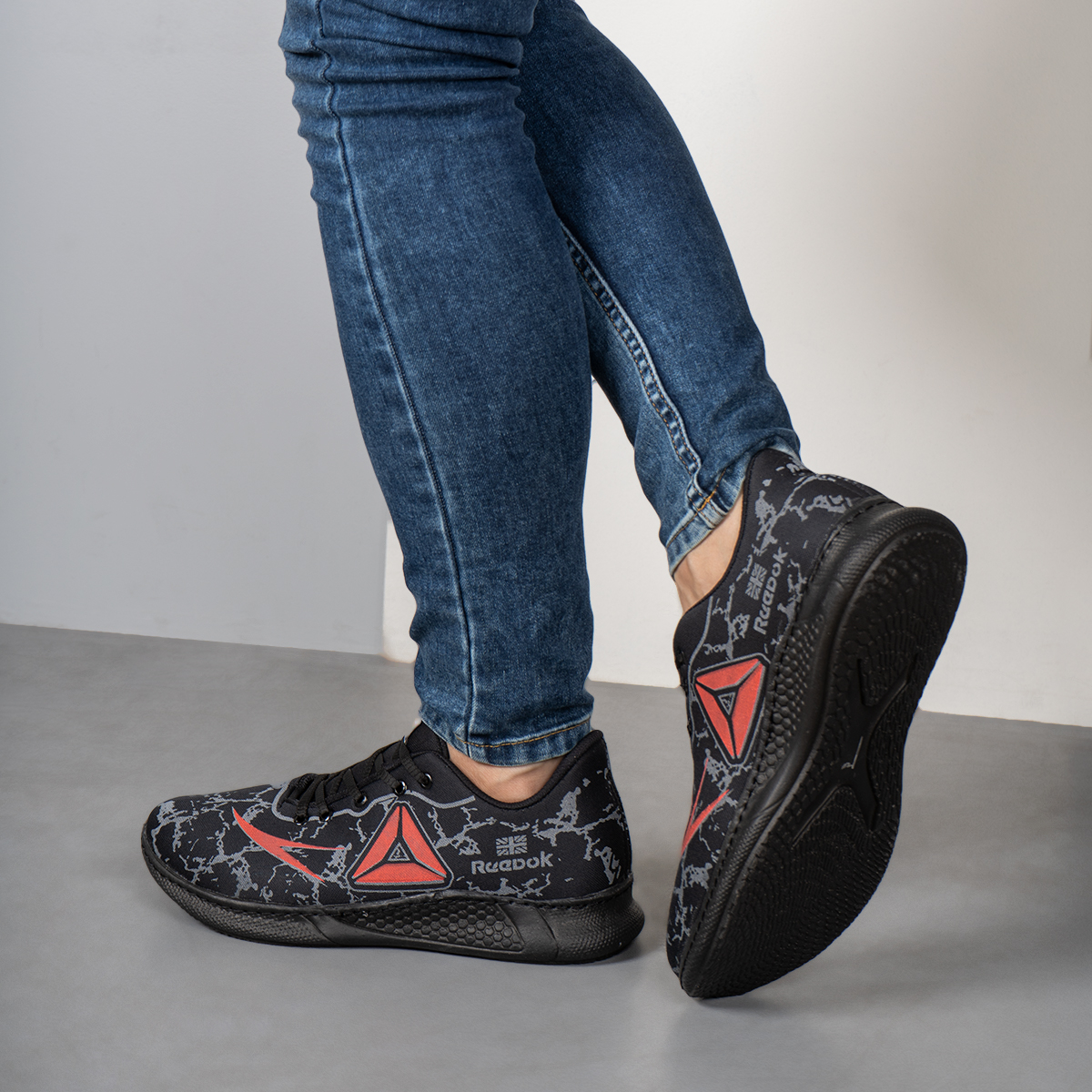 کفش مردانهReebok مشکی قرمز مدل Aishin T