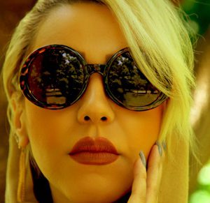 عینک زنانه شانل با طراحی دسته زنجیری