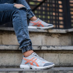 کفش ورزشی Asics مردانه طوسی نارنجی مدل Snopy