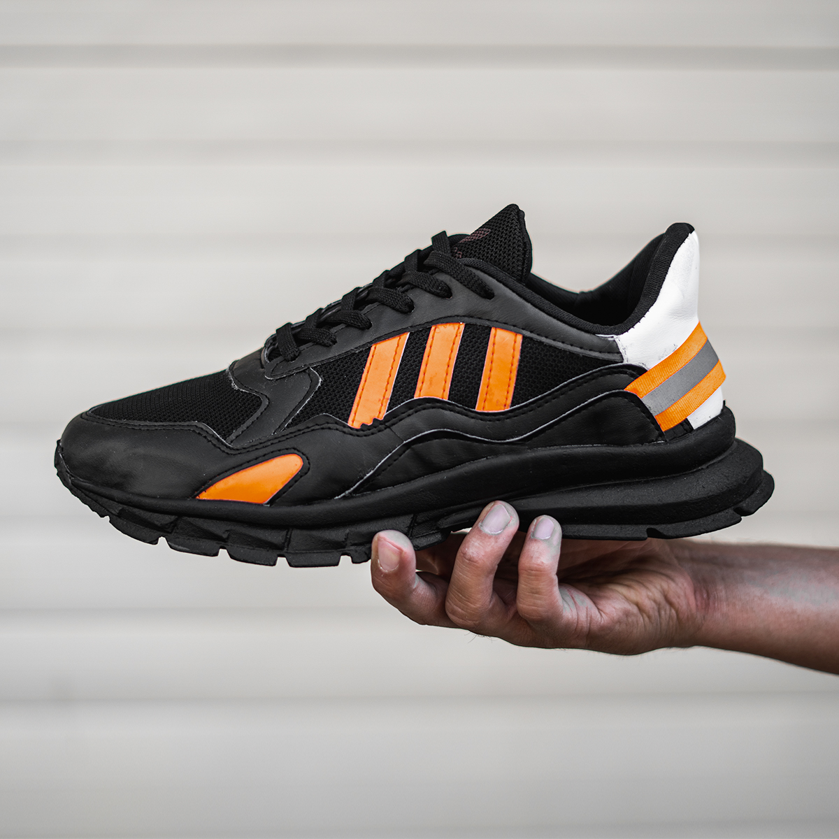 کفش ورزشی Adidas مردانه مشکی نارنجی مدل Levin
