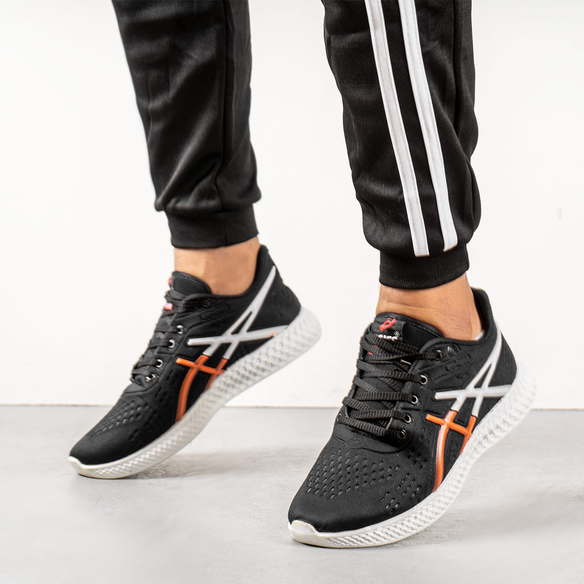 کفش ورزشی Asics مردانه مشکی نارنجی مدل Nardin T