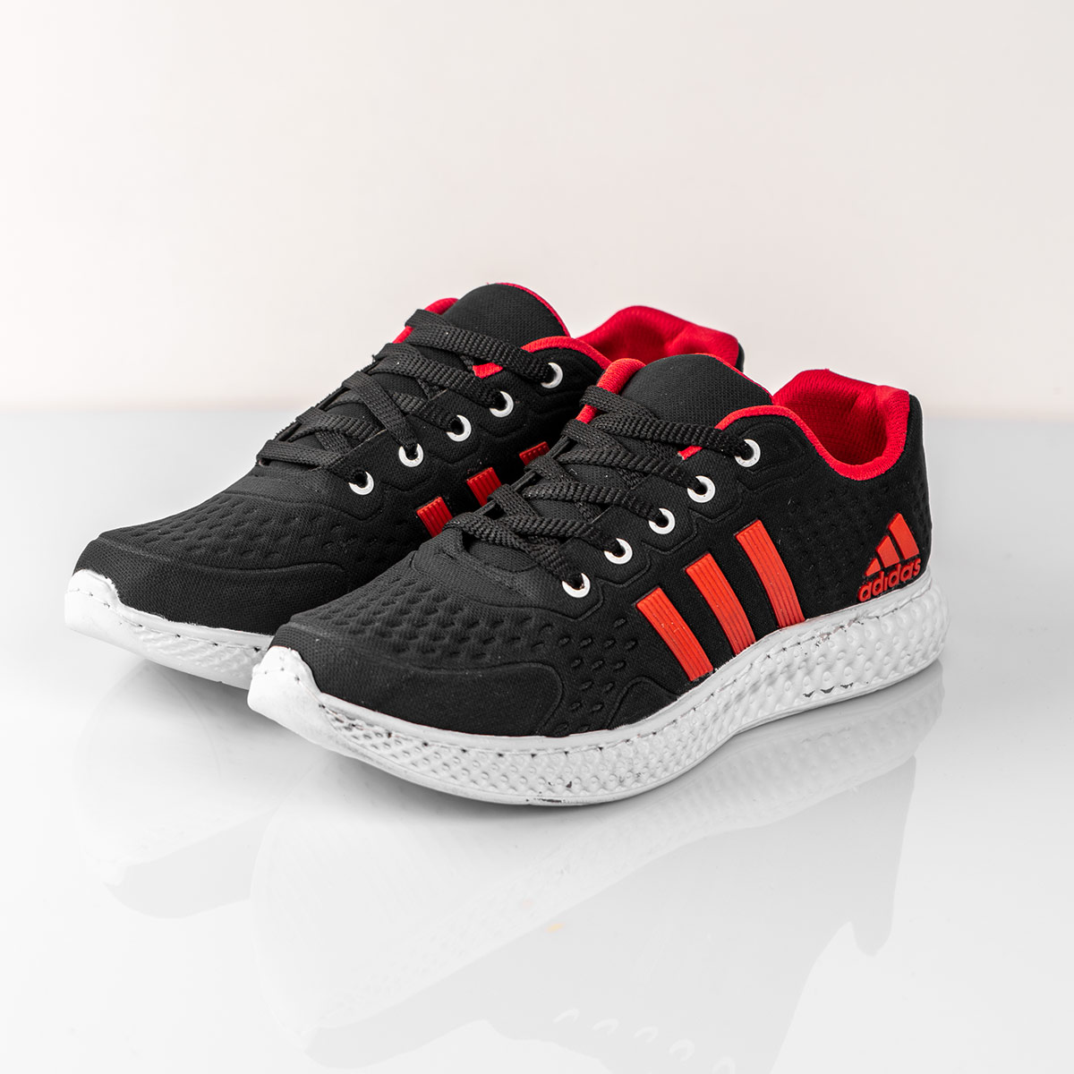 کفش ورزشی Adidas مردانه مشکی قرمز مدل Sisam T