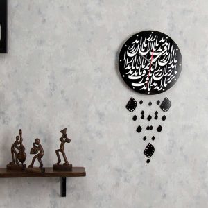 ساعت دیواری زیر باران