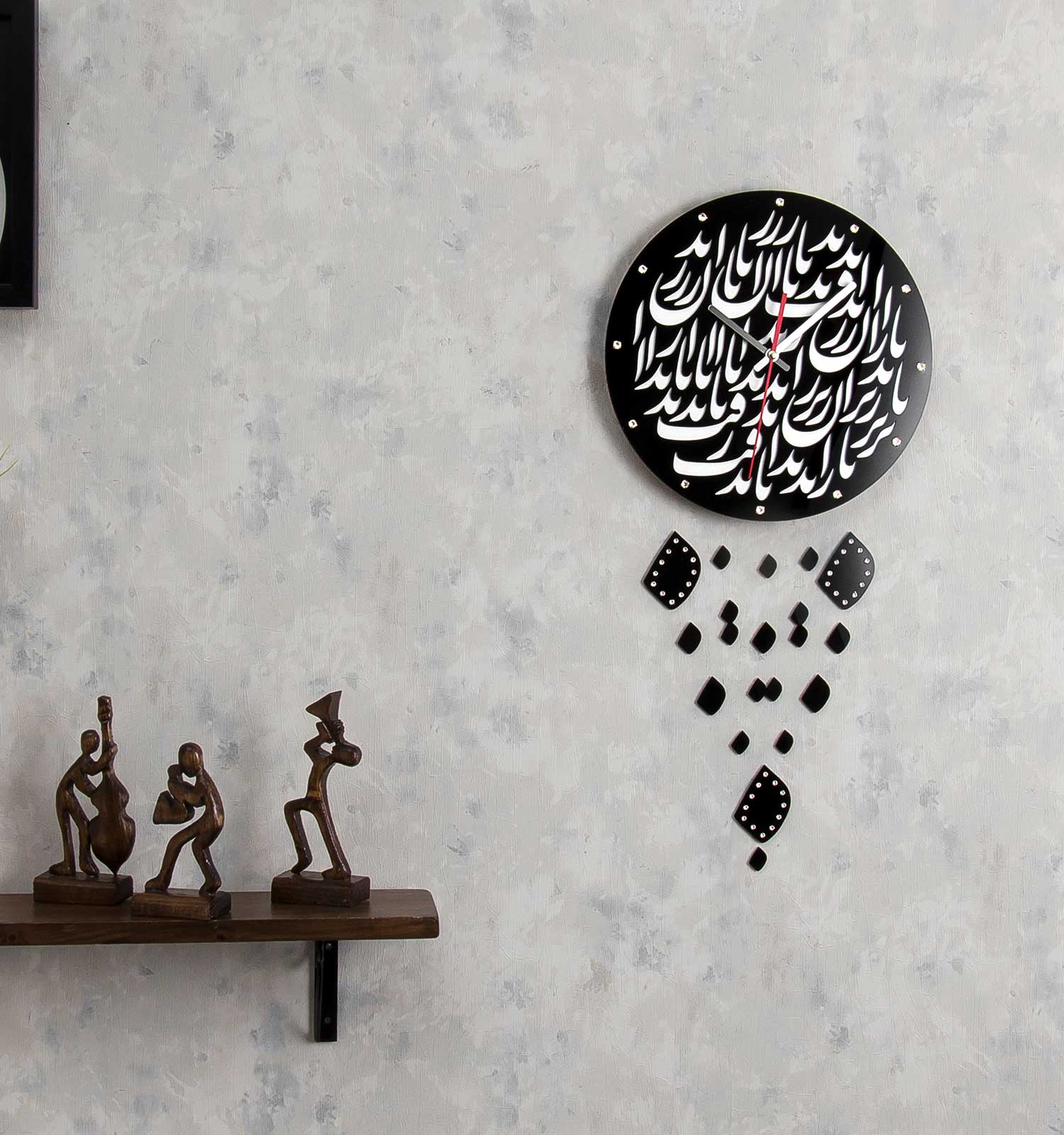 ساعت دیواری زیر باران