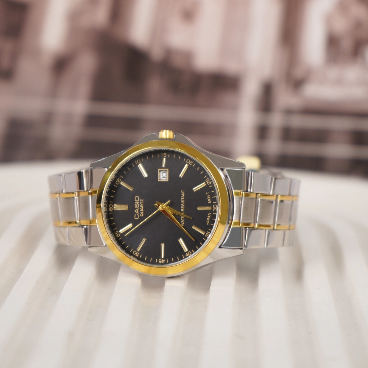 ساعت عقربه ای ساعت عقربه ای نقره ای طلایی صفحه مشکی Casio مدل Edmon