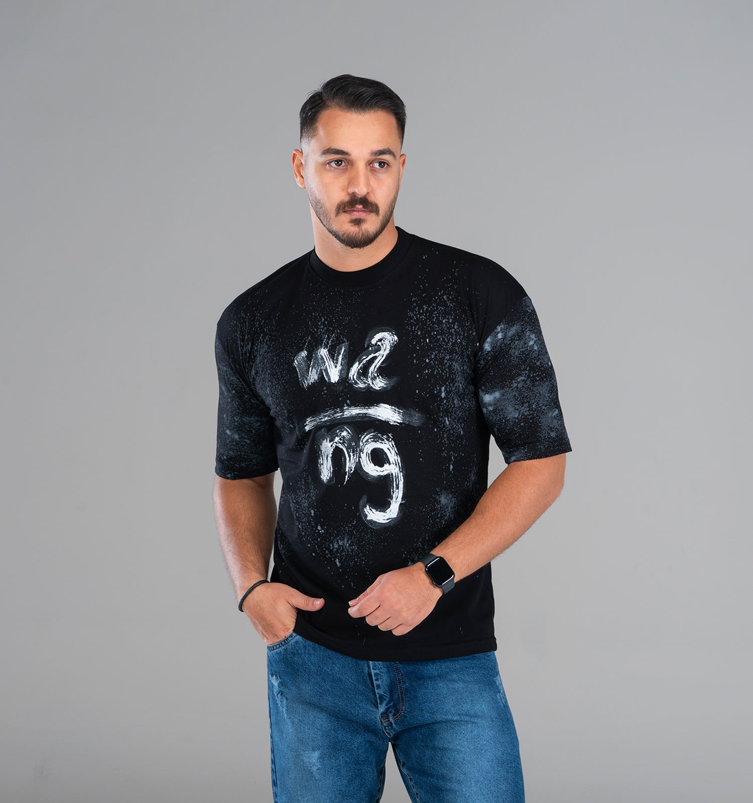 تیشرت یقه گرد مردانه باکسی مشکی نخ پنبه طرحدار مدل 48074