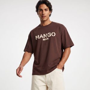 تیشرت یقه گرد مردانه باکسی طرحدار دورس پنبه شکلاتی Mango مدل 50817