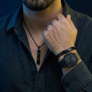 پکیج ساعت مردانه عقربه‌ای صفحه مربع کاسیو مشکی ست گردنبند بنگل پیچ خورده مشکی